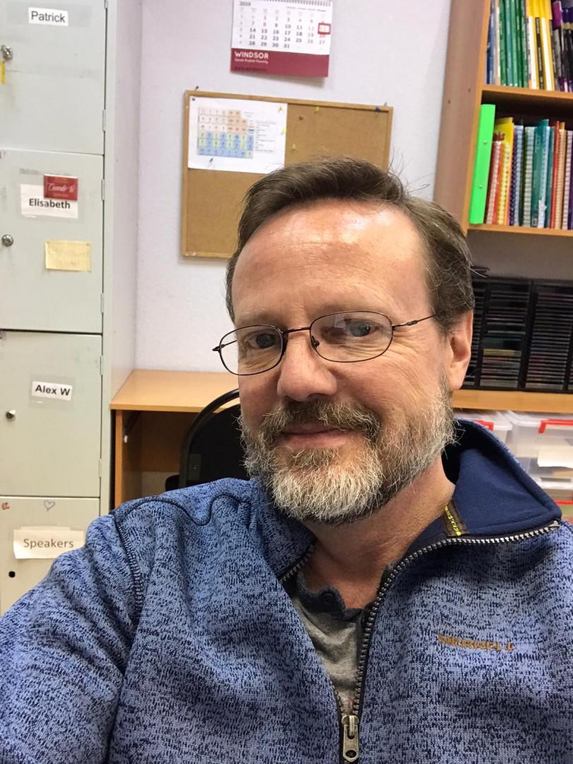 Ведущий - Роберт (США)