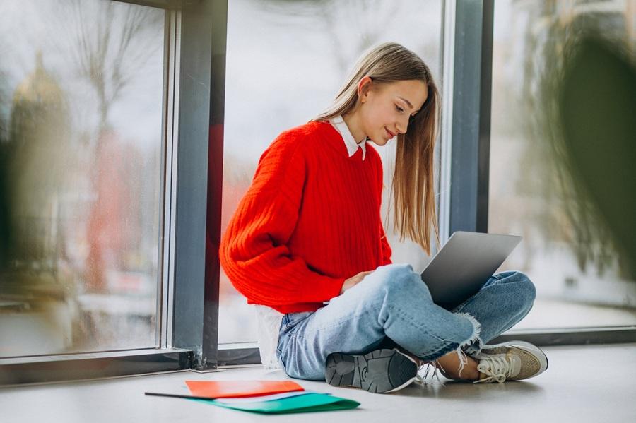 studentka-ucitsa-na-komp-utere-u-okna.jpg